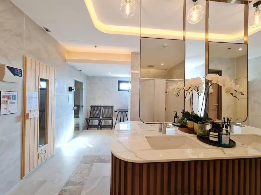 Apartament Astra Sky River无边泳池奢华温馨97㎡大三卧山景套房 Chiang Mai Zewnętrze zdjęcie